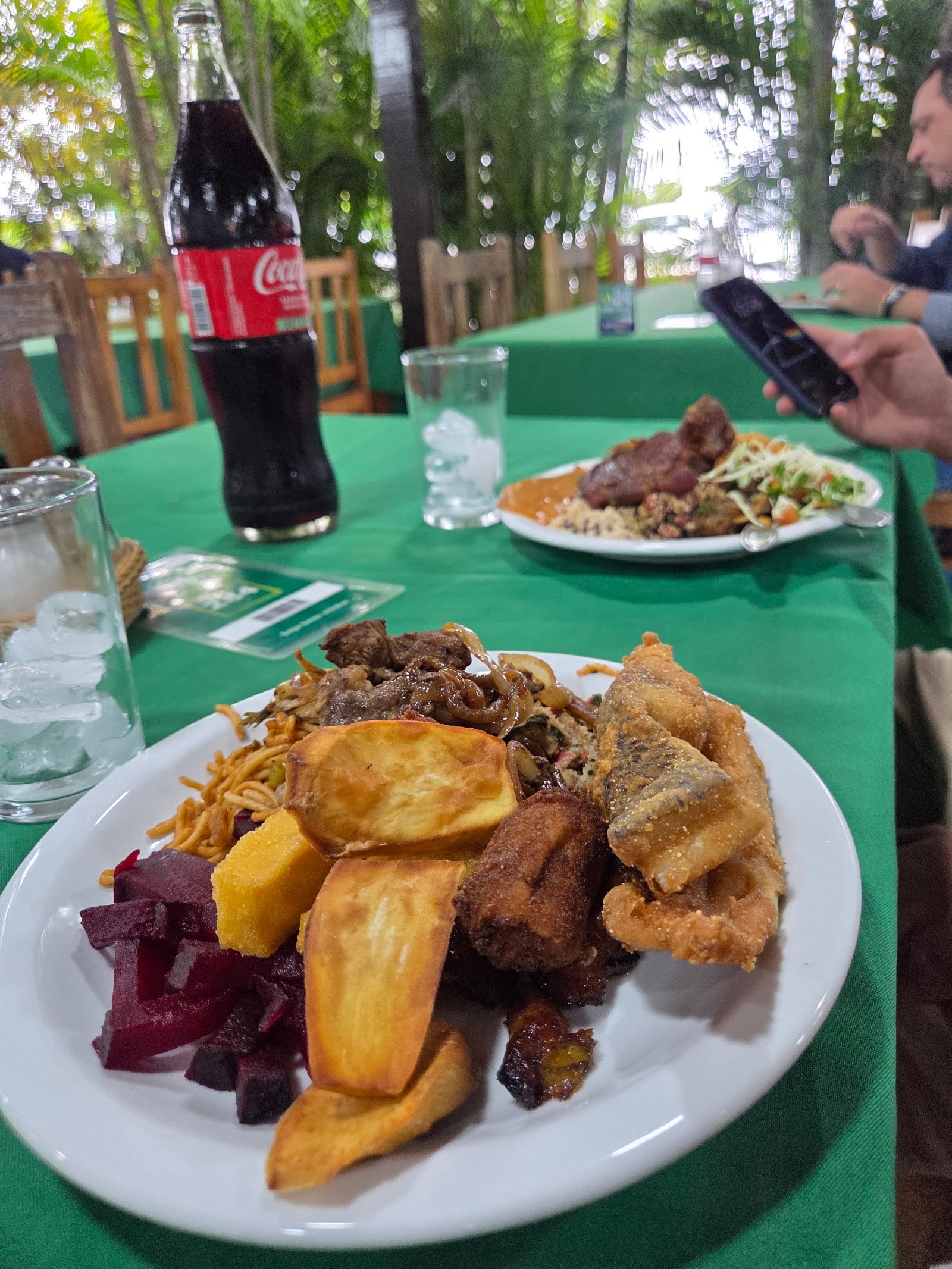 Prato montado com peixe frito, mandioca frita, beterraba e acompanhamentos